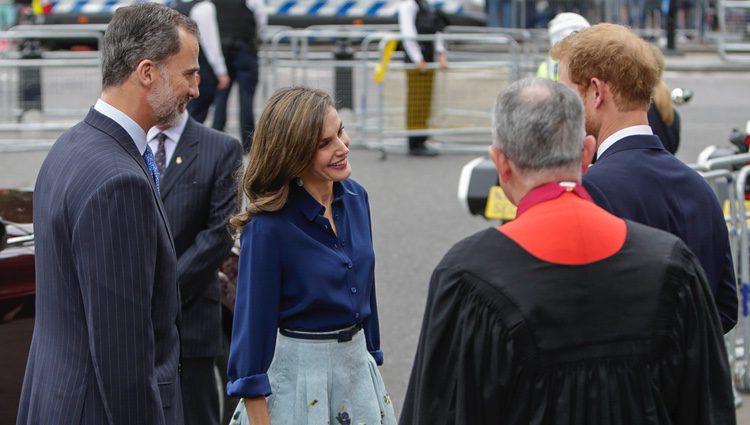 Los Reyes Felipe y Letizia saludan al Príncipe Harry a su llegada a la Abadía de Westminster
