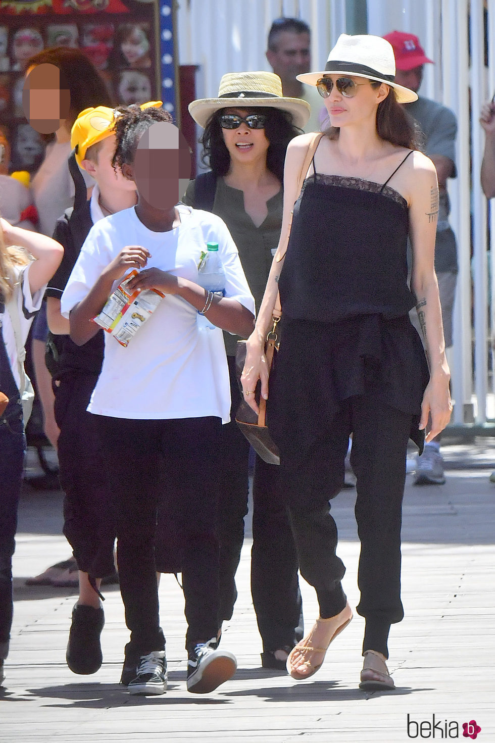 Angelina Jolie paseando junto a sus hijos por Disney Land