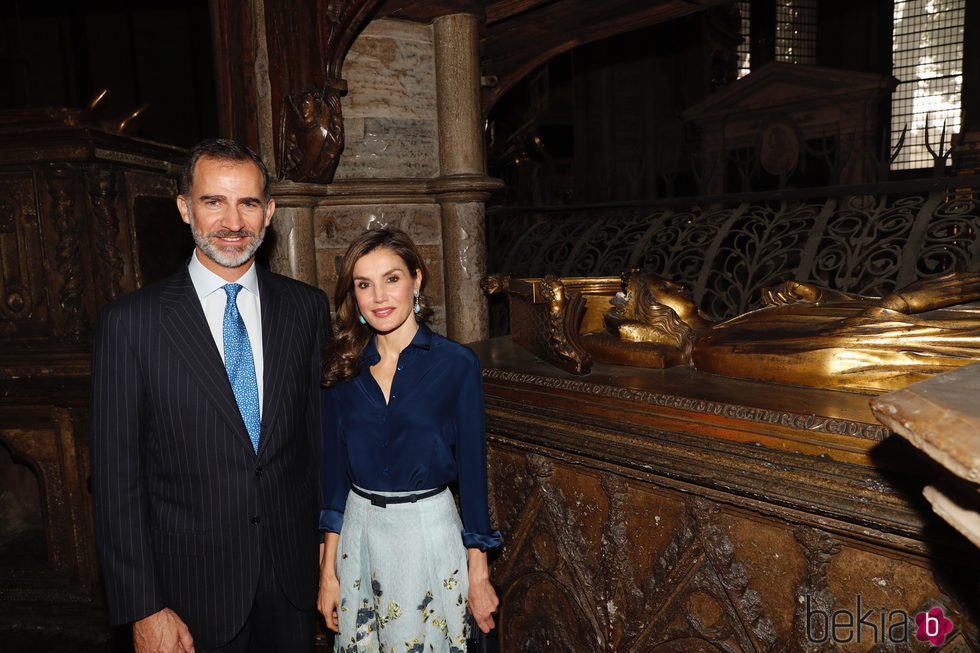 Los Reyes Felipe y Letizia visitan la tumba de Leonor de Castilla en la Abadía de Westminster