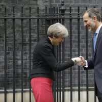 Theresa May recibe al Rey Felipe en el 10 de Downing Street