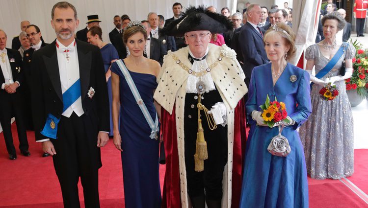 Los Reyes Felipe y Letizia con el Alcalde de la City y su mujer en Guildhall