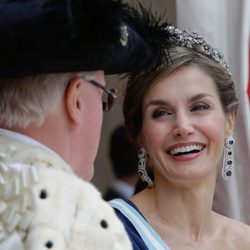 La Reina Letizia ríe divertida en la cena de gala en su honor en Guildhall