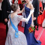 La Princesa Ana hace la reverencia a la Reina Letizia en la cena en honor a los Reyes de España en Guildhall