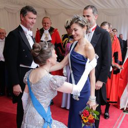 La Princesa Ana hace la reverencia a la Reina Letizia en la cena en honor a los Reyes de España en Guildhall