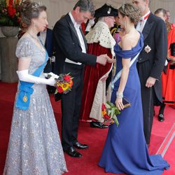 Los Reyes Felipe y Letizia, saludados por la Princesa Ana y Sir Timothy Laurence en la cena de gala en Guildhall