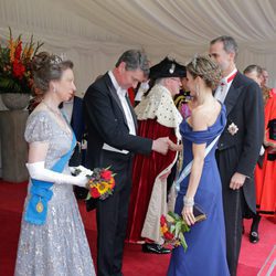 Los Reyes Felipe y Letizia, saludados por la Princesa Ana y Sir Timothy Laurence en la cena de gala en Guildhall