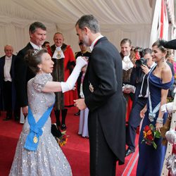 La Princesa Ana hace la reverencia al Rey Felipe frente a la Reina Letizia y Sir Timothy Laurence en Guildhall
