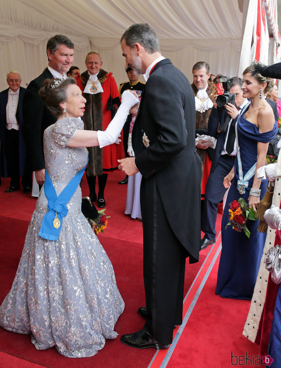 La Princesa Ana hace la reverencia al Rey Felipe frente a la Reina Letizia y Sir Timothy Laurence en Guildhall