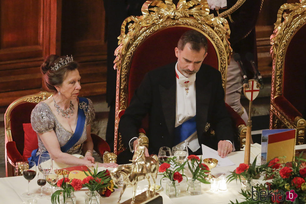 El Rey Felipe y la Princesa Ana en la cena de gala en Guildhall