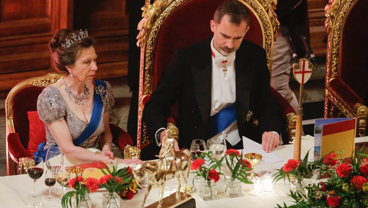 El Rey Felipe y la Princesa Ana en la cena de gala en Guildhall