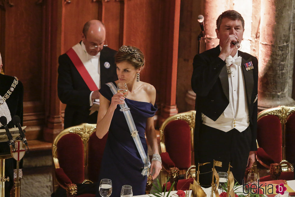 La Reina Letizia con Sir Timothy Laurence en el brindis de la cena de gala en Guildhall