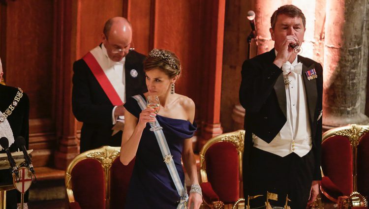 La Reina Letizia con Sir Timothy Laurence en el brindis de la cena de gala en Guildhall
