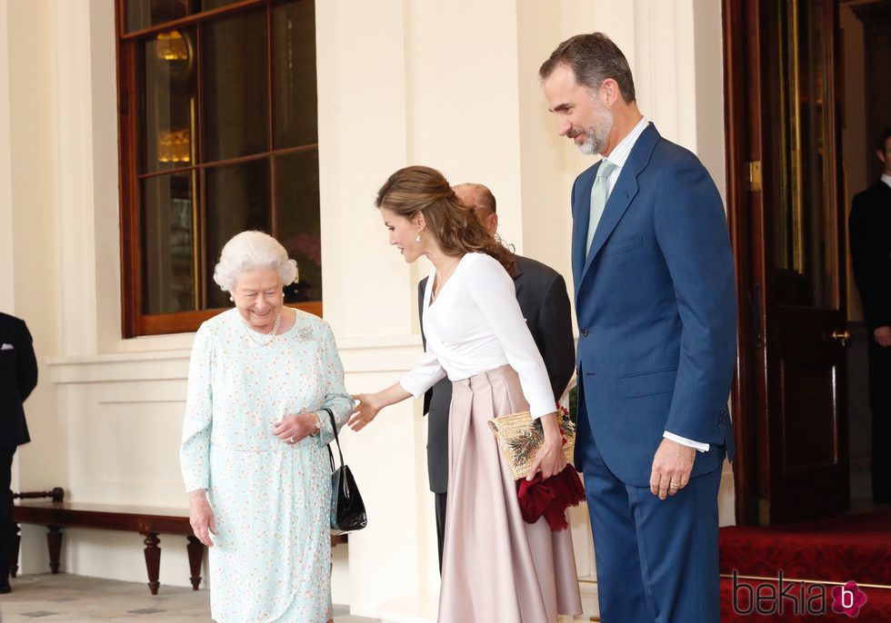 La Reina Isabel y el Duque de Edimburgo despiden a los Reyes Felipe y Letizia de Buckingham Palace al final de su Viaje de Estado a Reino Unido