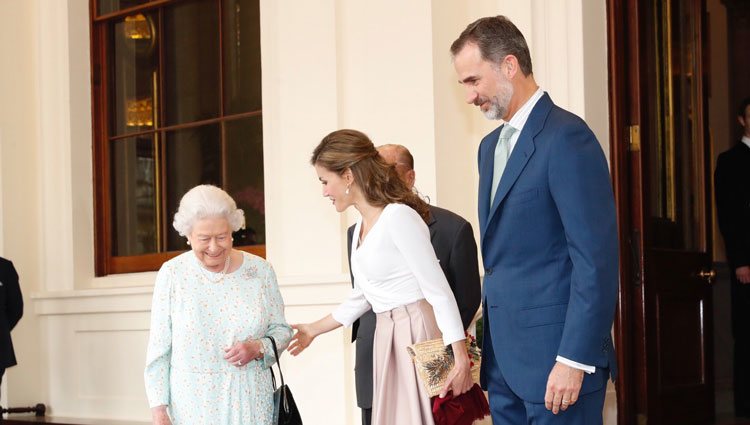 La Reina Isabel y el Duque de Edimburgo despiden a los Reyes Felipe y Letizia de Buckingham Palace al final de su Viaje de Estado a Reino Unido