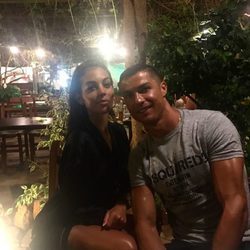 Cristiano Ronaldo y su novia Georgina Rodríguez durante las vacaciones