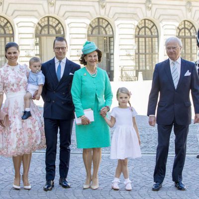 Los Reyes de Suecia, los Príncipes Victoria y Daniel y sus hijos Estela y Oscar en el 40 cumpleaños de Victoria de Suecia