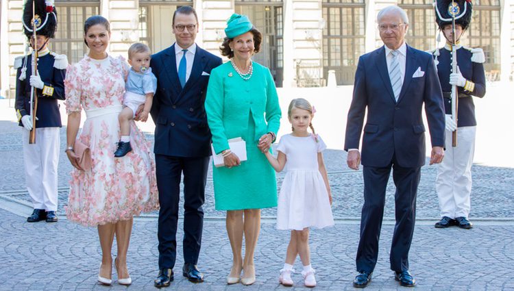 Los Reyes de Suecia, los Príncipes Victoria y Daniel y sus hijos Estela y Oscar en el 40 cumpleaños de Victoria de Suecia