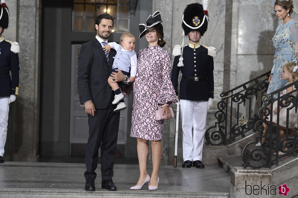 Carlos Felipe de Suecia y Sofia Hellqvist con su hijo Alejandro en el Te Deum por el 40 cumpleaños de Victoria de Suecia