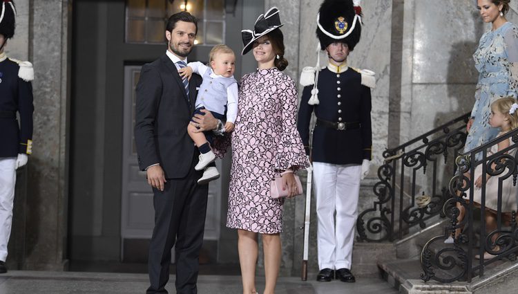 Carlos Felipe de Suecia y Sofia Hellqvist con su hijo Alejandro en el Te Deum por el 40 cumpleaños de Victoria de Suecia