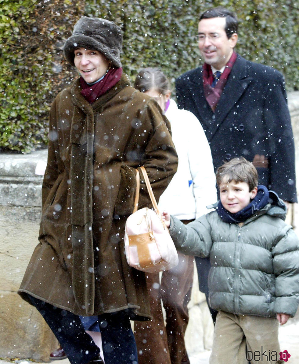 La Infanta Elena, muy abrigada junto a Froilán en Navidad de 2004