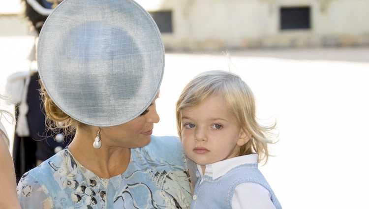 Magdalena de Suecia mira con ternura a su hijo Nicolás en el 40 cumpleaños de Victoria de Suecia