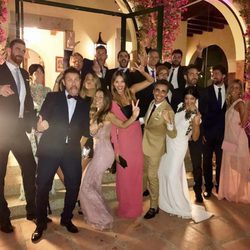 Canco Rodríguez, su mujer Marta Nogal y amigos durante su boda