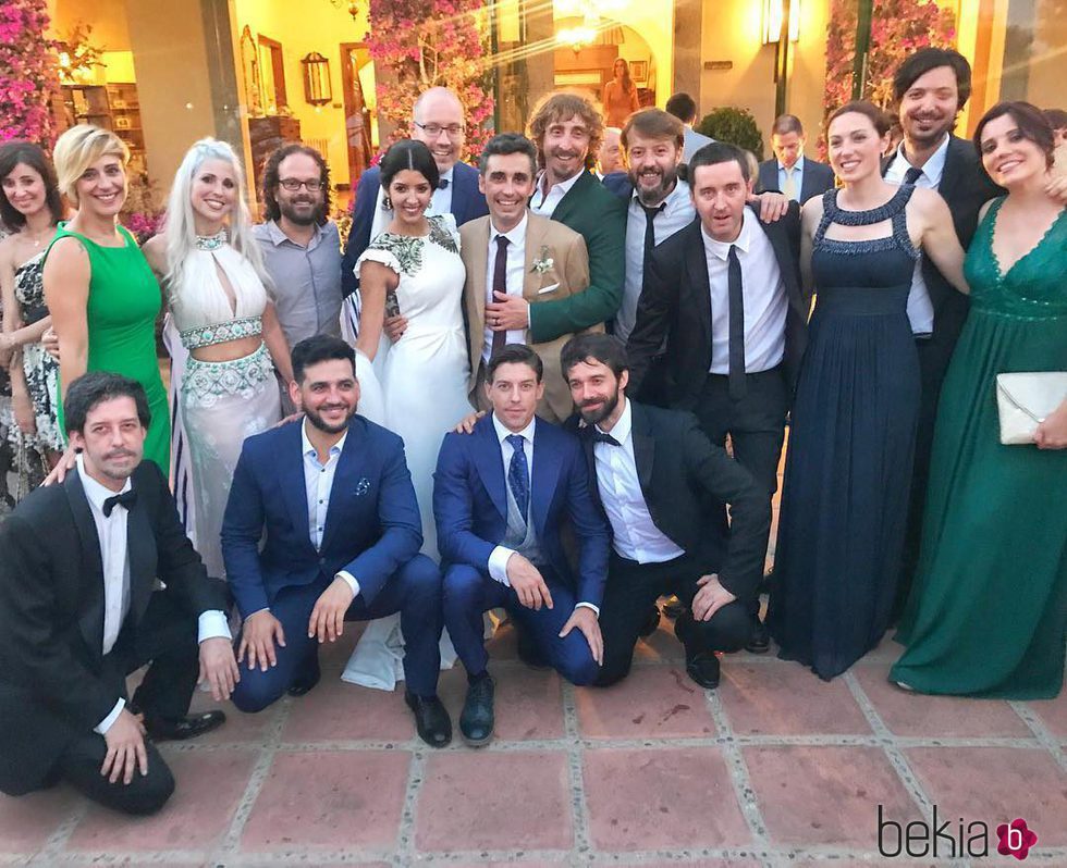 Canco Rodríguez, su mujer Marta Nogal y muchos amigos durante su boda