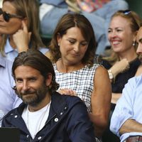 Bradley Cooper al lado de Carole y James Middleton en la semifinal de Wimbledon