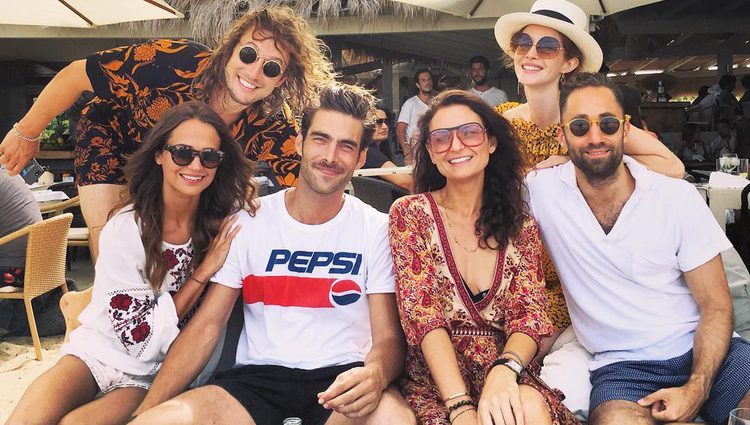 Alicia Vikander, Jon Kortajarena y otros amigos en Ibiza