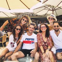 Alicia Vikander, Jon Kortajarena y otros amigos en Ibiza