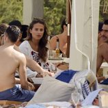 Alicia Vikander con Jon Kortajarena y otros amigos en un chiringuito de playa