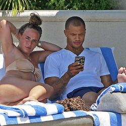 Jeremy Meeks con su nueva novia Chloe Green en una piscina de Los Ángeles