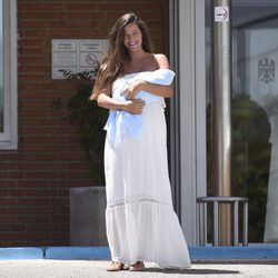 Malena Costa posa a la salida del hospital tras dar a luz a Mario