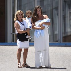 Malena Costa con su madre, su hija Matilda y su recién nacido Mario a la salida del hospital