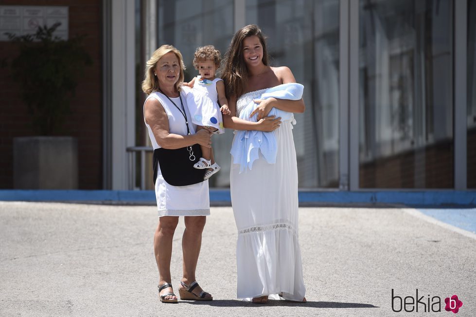 Malena Costa con su madre, su hija Matilda y su recién nacido Mario a la salida del hospital