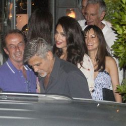 George Clooney Amal Alamuddin yendo a cenar en pareja