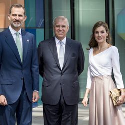 La Reina Letizia y el Rey Felipe con el Príncipe Andrés de Inglaterra