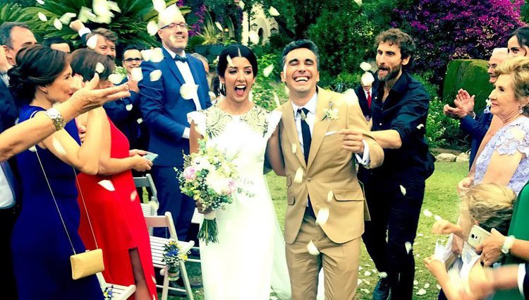 Canco Rodríguez y su mujer Marta Nogal recibiendo pétalos durante su boda