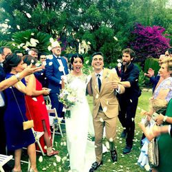 Canco Rodríguez y su mujer Marta Nogal recibiendo pétalos durante su boda