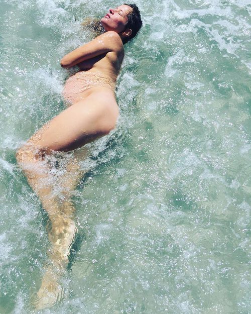 Marta Larralde completamente desnuda y embarazada en el mar