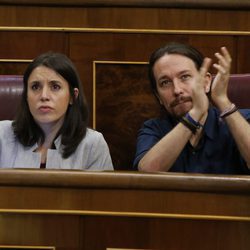 Irene Montero y Pablo Iglesias durante una sesión parlamentaria