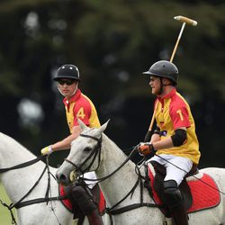 El Príncipe Harry y el Duque de Cambridge durante un partido benéfico de polo