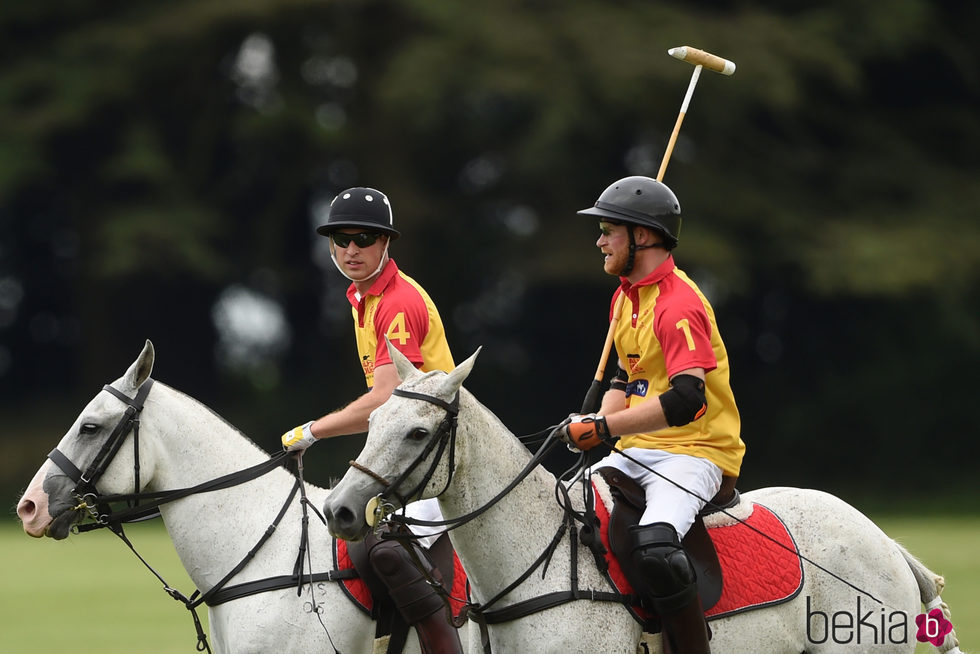 El Príncipe Harry y el Duque de Cambridge durante un partido benéfico de polo