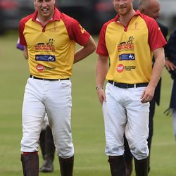 El Duque de Cambridge y el Príncipe Harry en un partido benéfico de polo