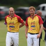 El Duque de Cambridge y el Príncipe Harry en un partido benéfico de polo
