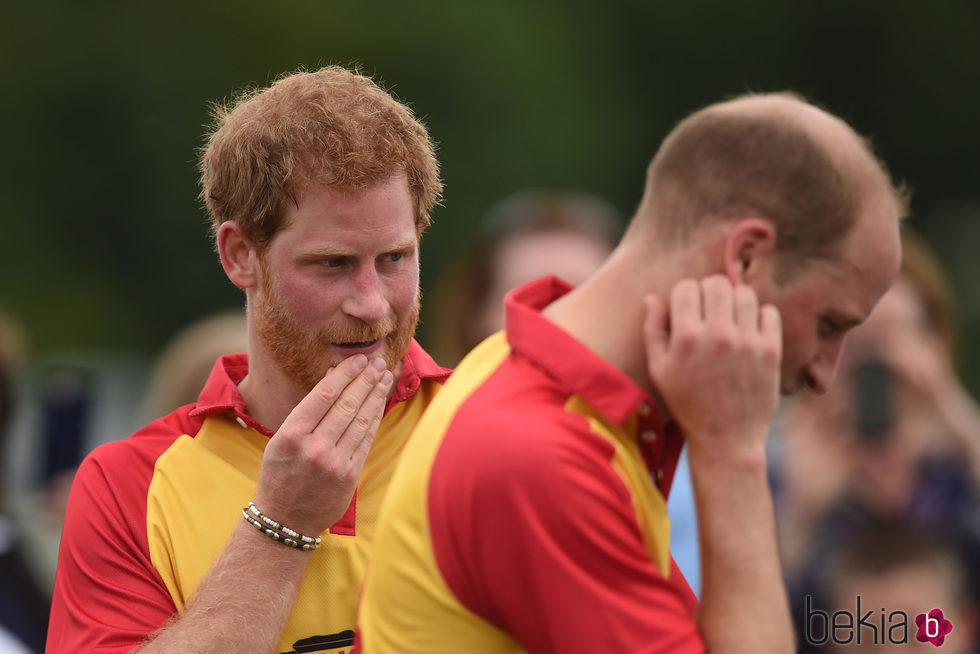 Los Príncipes Harry y Guillermo de Inglaterra en un partido de polo