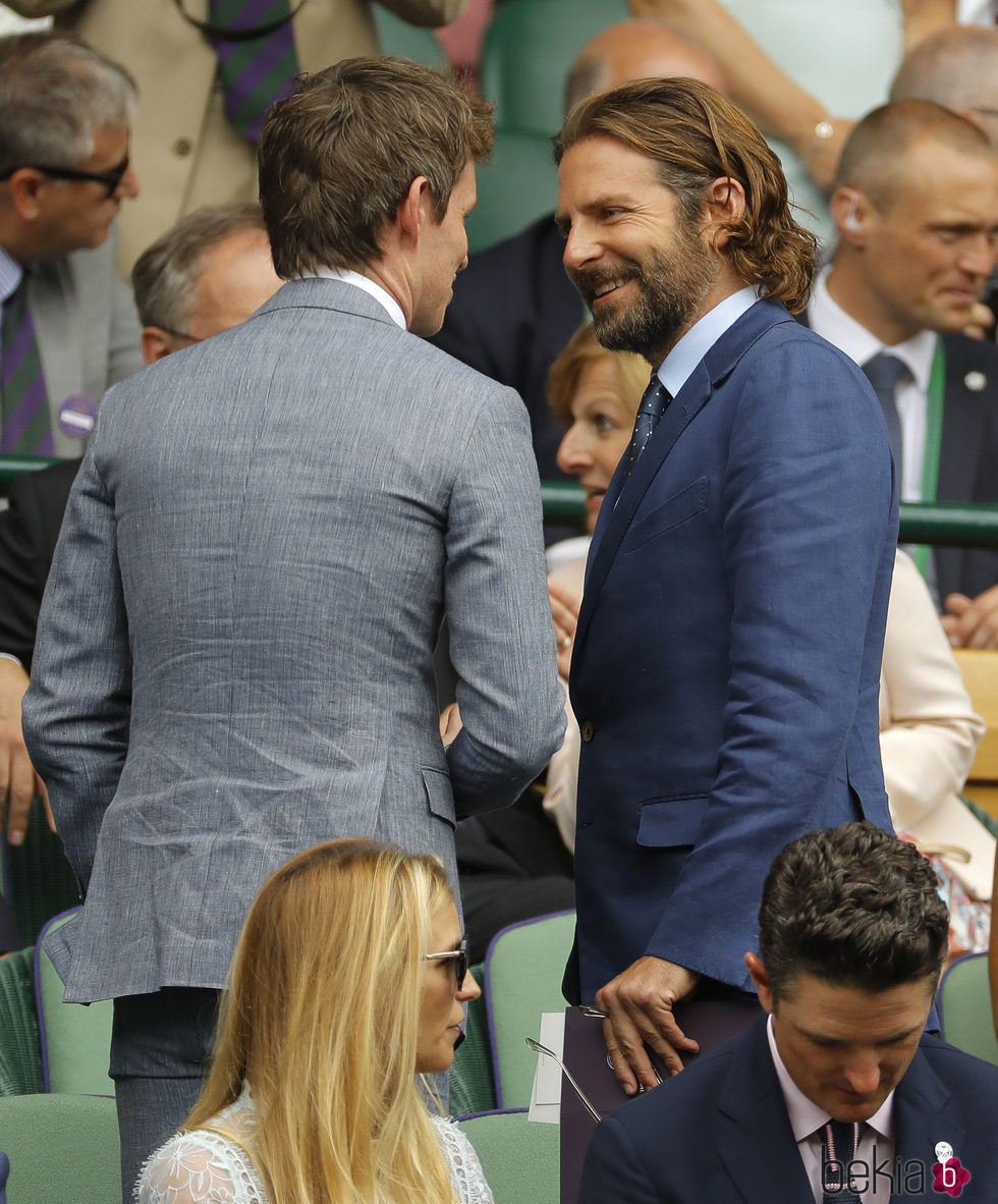 Bradley Cooper charlando con Eddie Redmayne en la final masculina de Wimbledon 2017