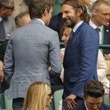 Bradley Cooper charlando con Eddie Redmayne en la final masculina de Wimbledon 2017