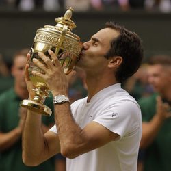 Roger Federer besando su premio tras ganar Wimbledon 2017