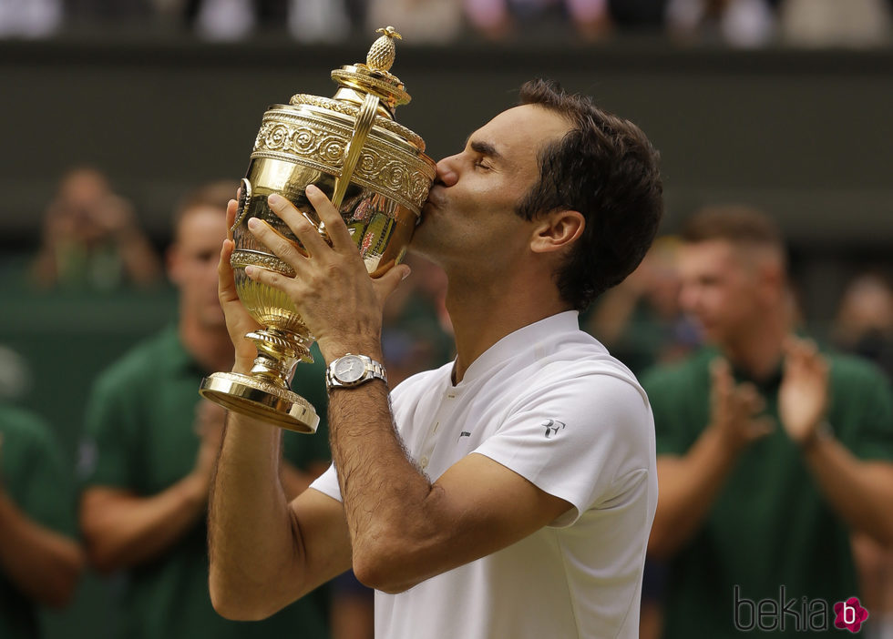 Roger Federer besando su premio tras ganar Wimbledon 2017